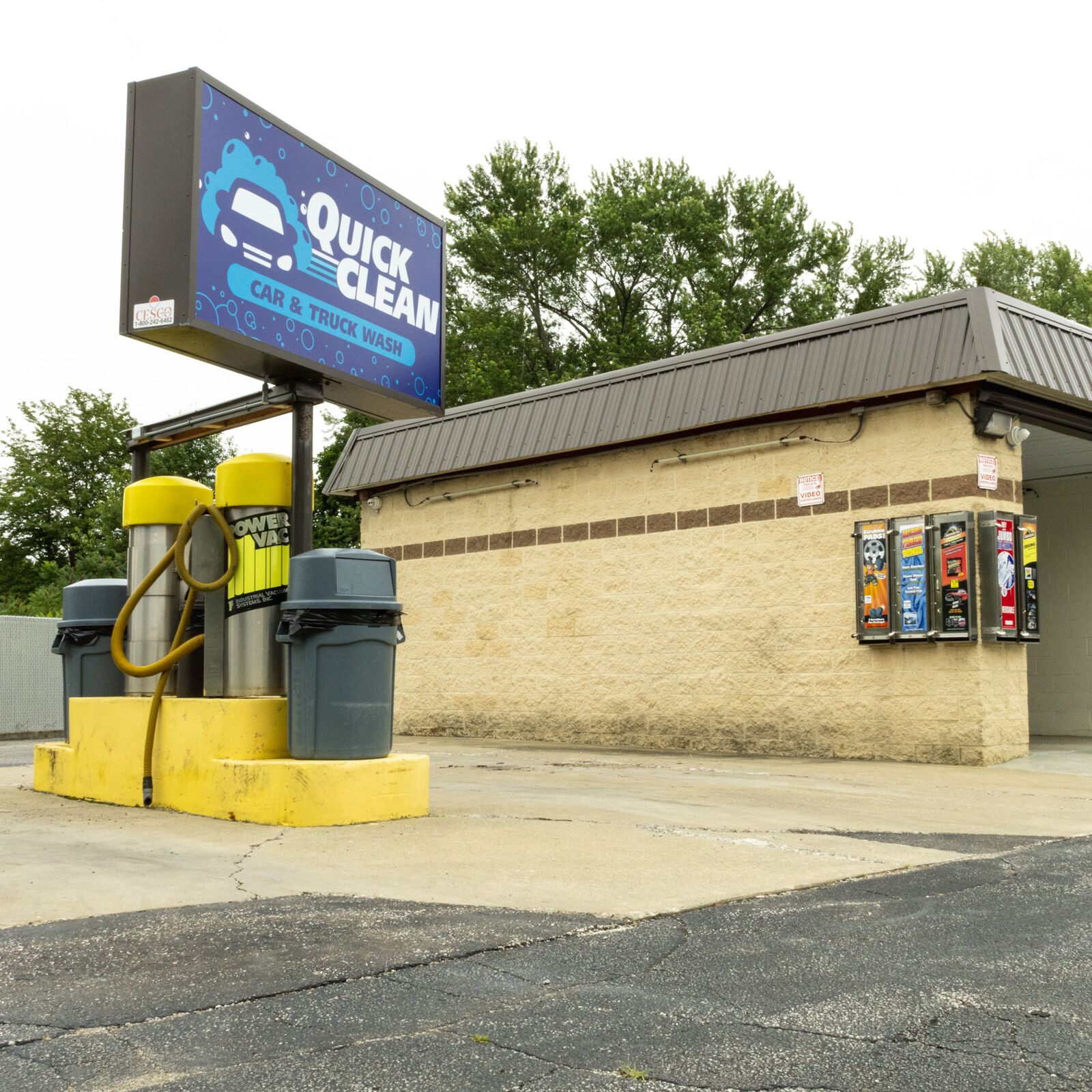 Quick Clean pole sign with vacuum station and wash bays